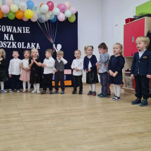 Dzieci witają zaproszonych gości.