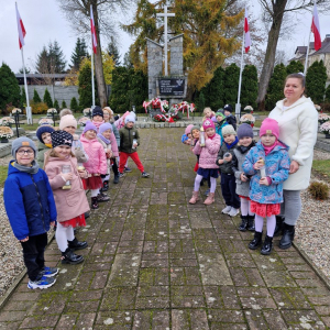 Dzieci i Pani Wioleta na cmentarzu pomordowanych w czasie wojny mieszkańców Brus