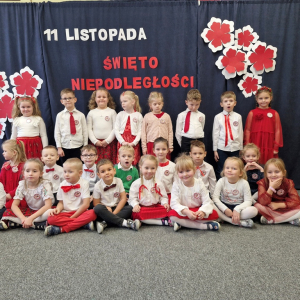 Dzieci z grupy "Skrzaty" na tle dekoracji   związanej z Narodowym Świętem Niepodległości