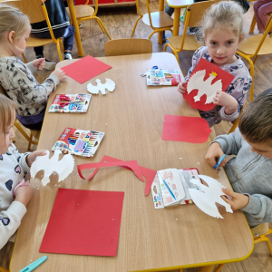 Dzieci wykonują prace plastyczną "Godło Polski"