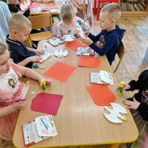 Dzieci wykonują prace plastyczną "Godło Polski"