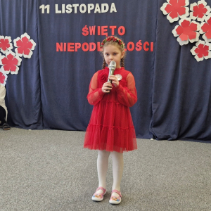 Dziewczynka w trakcie recytacji wiersza  zapraszającego do zaśpiewania hymnu narodowego          