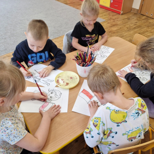 Dzieci w czasie zajęć plastycznych