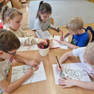 Dzieci w czasie zajęć plastycznych