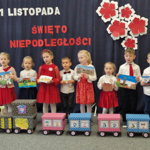 Dzieci w czasie śpiewu piosenki Jestem Polakiem