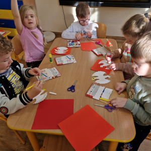 Dzieci wykonują prace plastyczną "Godło Polski"