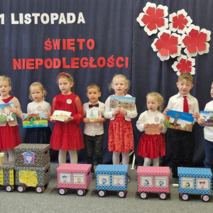 Dzieci w czasie śpiewu piosenki Jestem Polakiem