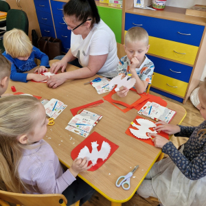 Dzieci wykonują prace plastyczną "Godło Polski"