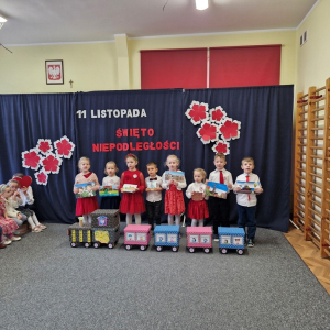 Dzieci w czasie śpiewu piosenki Jestem Polakiem