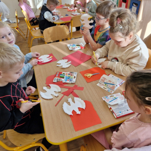 Dzieci wykonują prace plastyczną "Godło Polski"
