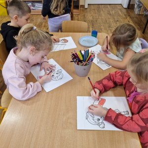 Dzieci w czasie zajęć plastycznych