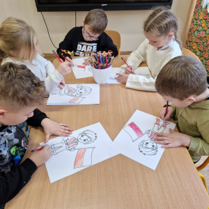 Dzieci kolorują obrazki "Jestem Polką" lub "Jestem Polakiem"