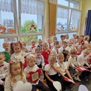 Dzieci podczas oczekiwania na uroczysty apel