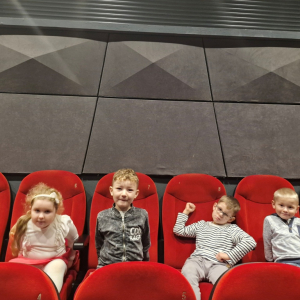 Dzieci oczekują na spektakl teatralny "Magiczny  świat   Pana Andersena"