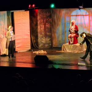 Scena z przedstawienia "Nowe szaty cesarza"