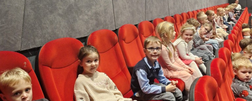 Dzieci z grupy "Skrzaty" na spektaklu "Magiczny świat Pana Andersena"