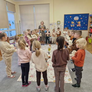 Dzieci śpiewają misiom - solenizantom "Sto lat"