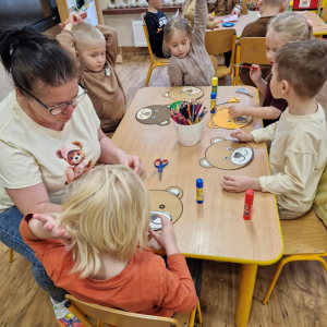 Dzieci w czasie zajęć plastycznych