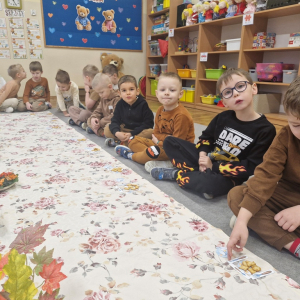 Chłopcy przygotowali nakrycia dla  swoich misiów