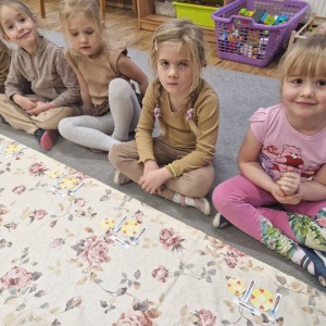 Dziewczynki przygotowały nakrycia dla  swoich misiów