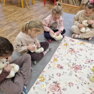 Dziewczynki podają misiom ciasteczka