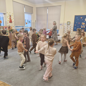 Dzieci w czasie zabawy tanecznej - tańczą w parach