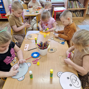 Dzieci w czasie zajęć plastycznych