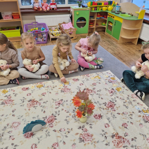 Dziewczynki podają misiom ciasteczka