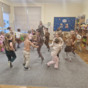 Dzieci w czasie zabawy tanecznej - podskakują w parach