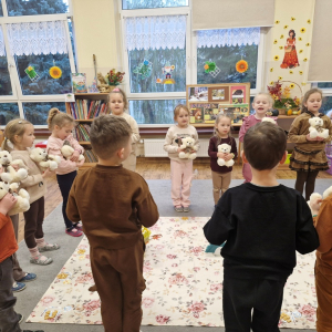 Dzieci śpiewają misiom - solenizantom