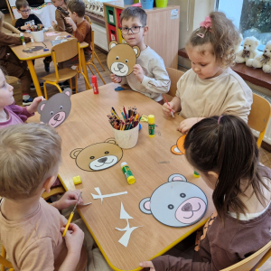 Dzieci w czasie zajęć plastycznych