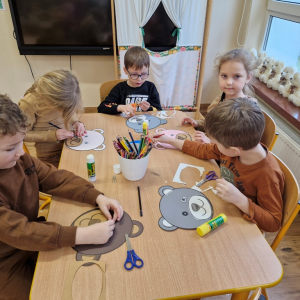 Dzieci w czasie zajęć plastycznych