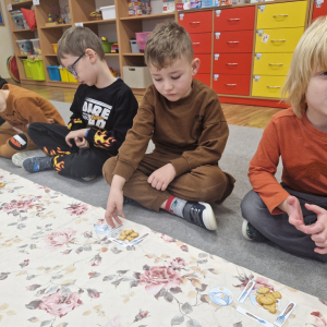 Chłopcy przygotowali nakrycia dla  swoich misiów