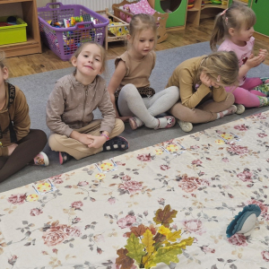 Dziewczynki przygotowały nakrycia dla  swoich misiów