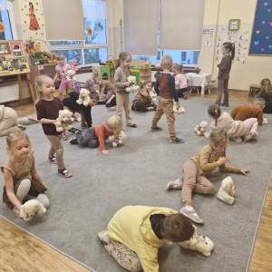 Dzieci podczas zabawy ruchowej z misiami