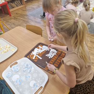 Dziewczynki szukają sztućców