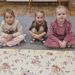 Dziewczynki przygotowały nakrycia dla  swoich misiów