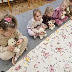 Dziewczynki podają misiom ciasteczka