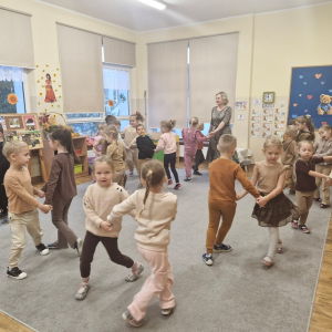 Dzieci w czasie zabawy tanecznej