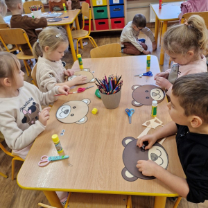 Dzieci w czasie zajęć plastycznych