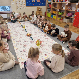 Dzieci zjadają ciasteczka