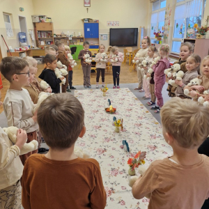 Dzieci śpiewają misiom - solenizantom "Sto lat"