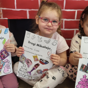 Dziewczynki z listami napisanymi do św. Mikołaja 