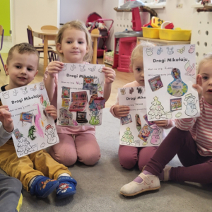 Dziewczyi z listami napisanymi do św. Mikołaja.