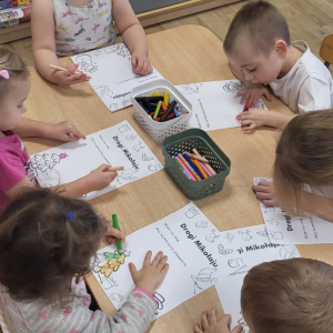 Dzieci wykonują listy.