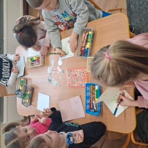 Dzieci tworzą świąteczne kartki dla Rodziny królewskiej