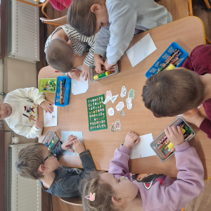 Dzieci tworzą świąteczne kartki dla Rodziny królewskiej