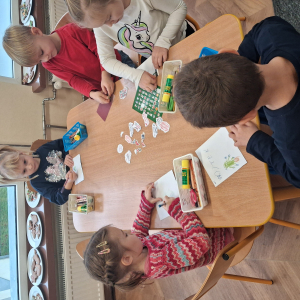 Dzieci tworzą świąteczne kartki dla Rodziny królewskiej