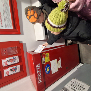 Dzieci wysyłają kartki swiąteczne do Rodziny królewskiej.Są na poczcie.