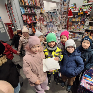 Dzieci wysyłają kartki swiąteczne do Rodziny królewskiej.Są na poczcie.